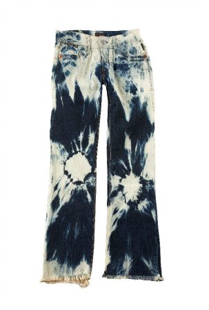 How to acid wash jeans? Check out this guide to find out how.