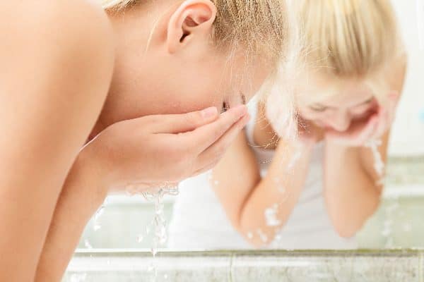 Knowing how to wash your face is important to maintaining a clean, clear complexion.