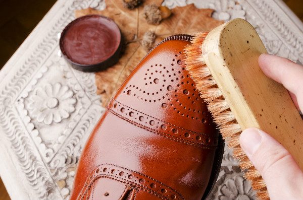How to remove water stains from leather: use watered down vinegar.